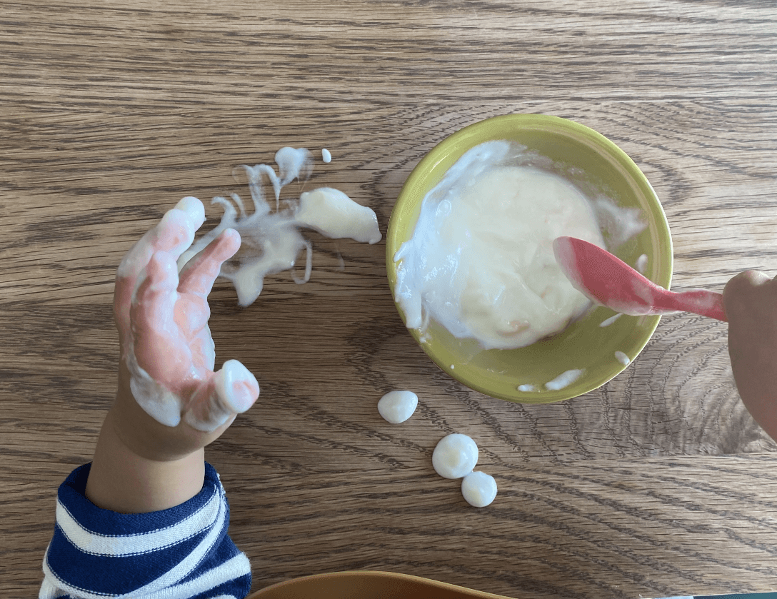 “遊び食べ”は成長の証であり自立への一歩