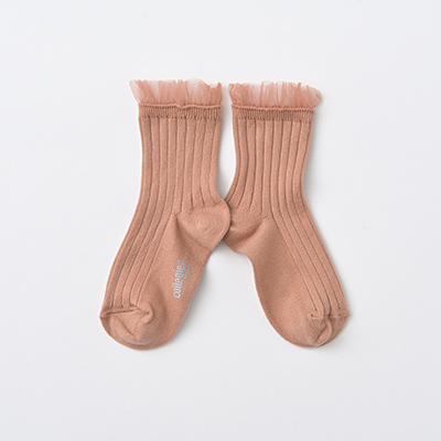 COLLEGIEN KIDS Margaux-Tulle Frill Ribbed Ankle Socks（723 bois de rose）24/27-28/31