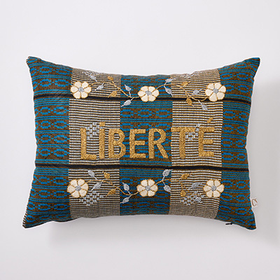 美品　サオCSAOクッション＋中綿　フランス手刺繍リバティ LILI et NENE CSAO（サオ） CSAO Embroidered cushion LIBERTE